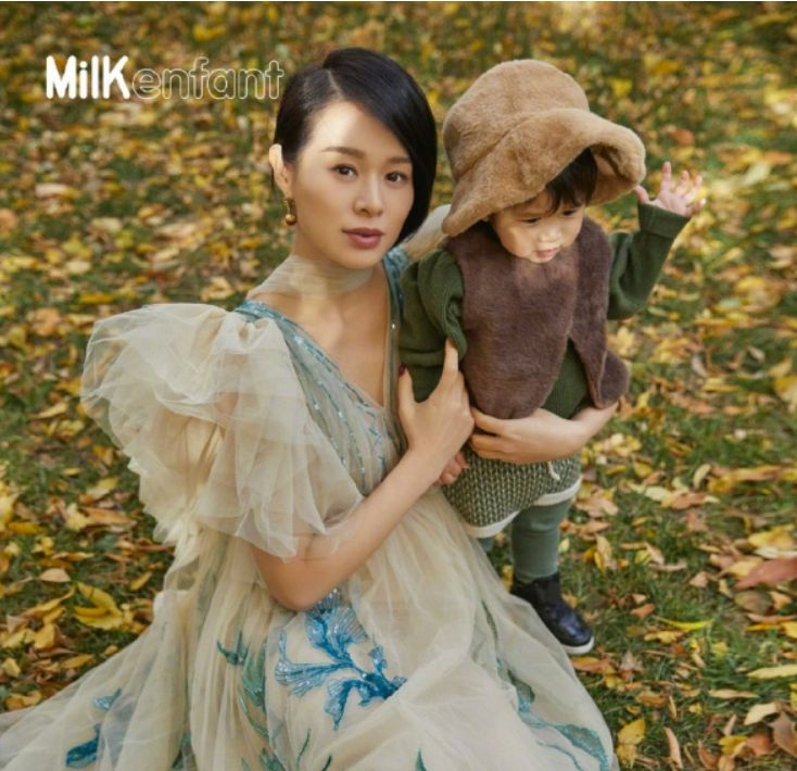 胡杏儿带儿子拍杂志封面!八字眉比妈妈还抢镜