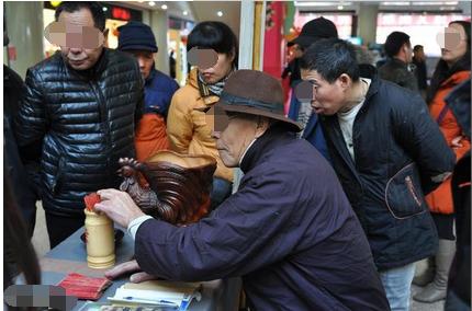 父亲葬后儿子突然变成傻子，算命先生墓地转三圈竟说：此乃空坟