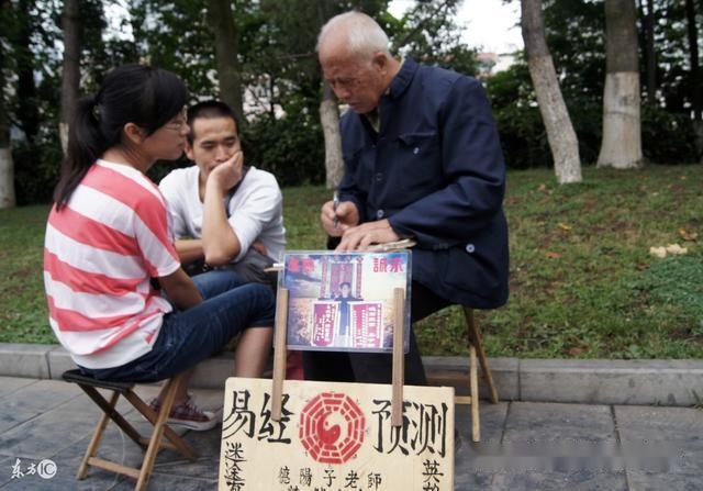 儿子不理瘫痪母亲，儿媳妇不离不弃侍奉十年，算命先生：会有福报