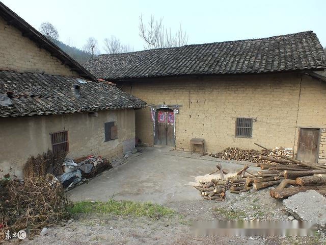 女儿给老爹住破屋，吃剩饭，算命先生却说：女儿比儿子孝顺多了