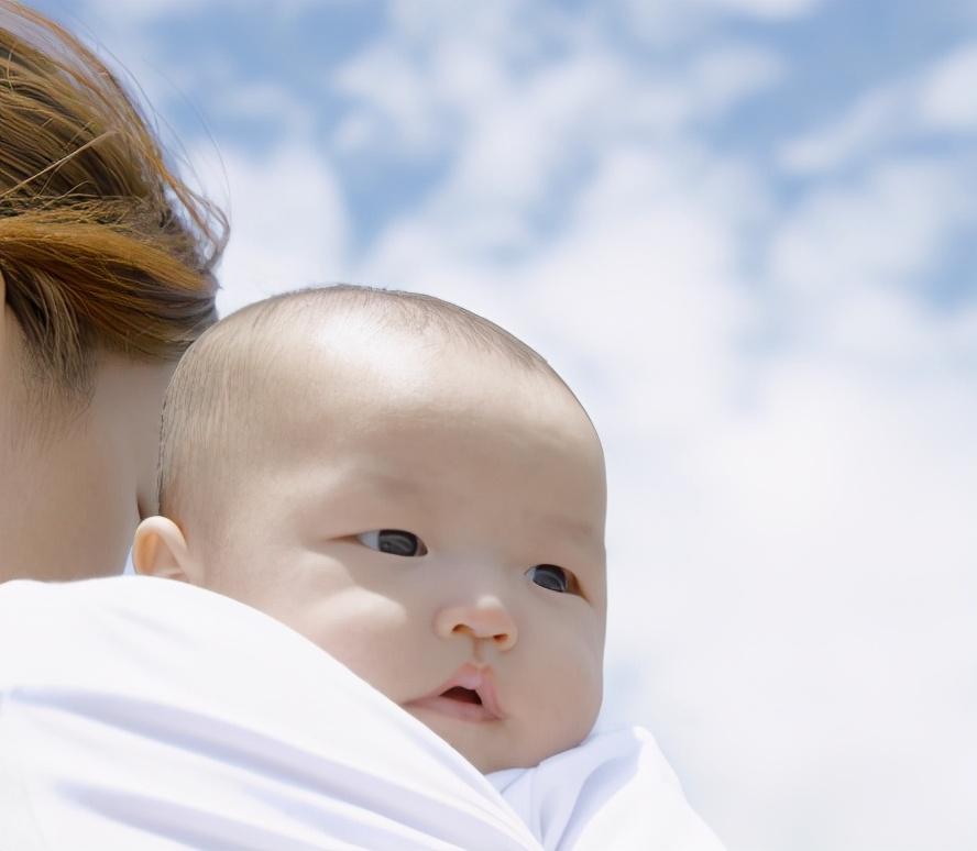 爸爸姓“独”为取名发愁，妈妈想孩子随母姓，奶奶一张嘴媳妇乐了