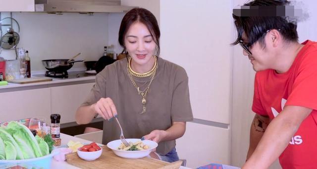 曹格丑萌女儿大变样！麻花辫八字刘海尖下巴抢镜，继承妈妈模特腿
