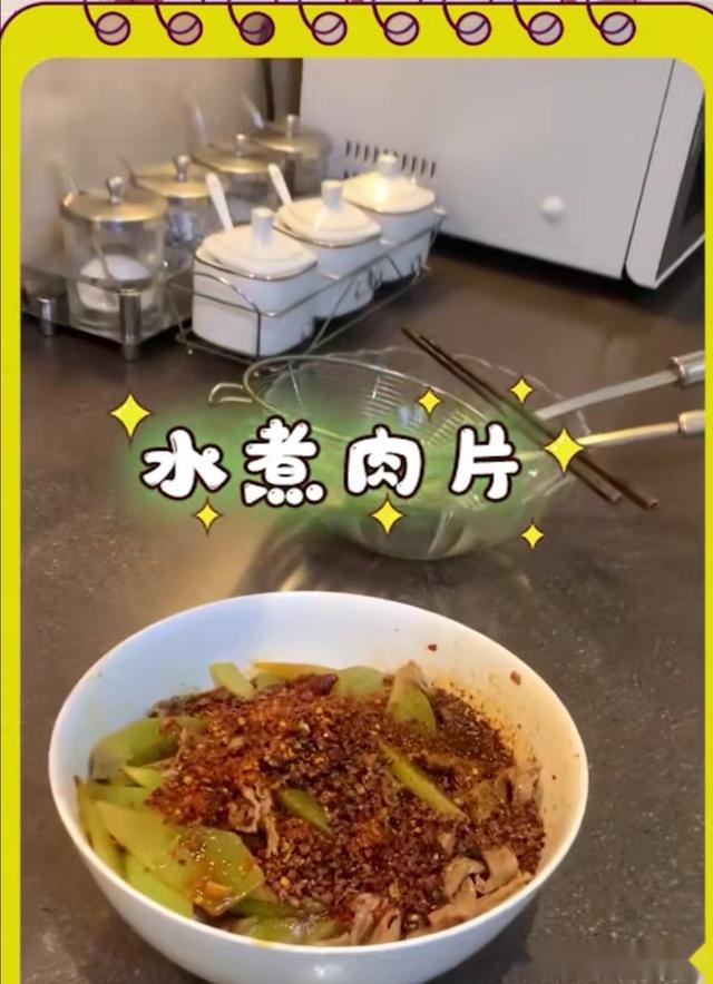 李易峰变身大厨，制作水煮肉片，并取名“都捞”，网友直呼：想吃