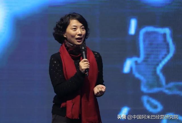 17岁海底捞服务员，如今身家30亿：穷算命富烧香真正的成功靠方向
