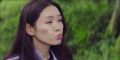 得知自己乘坐滑翔伞来到的地方是朝鲜时,伴随而来的眨眼和撅嘴.