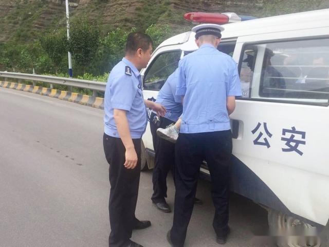 紧急 韩城警车化身 救护车 护送伤者就医 组图